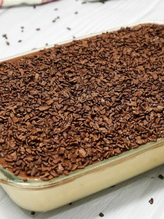 O mousse de maracujá com chocolate é uma sobremesa fácil e rápida de preparar....