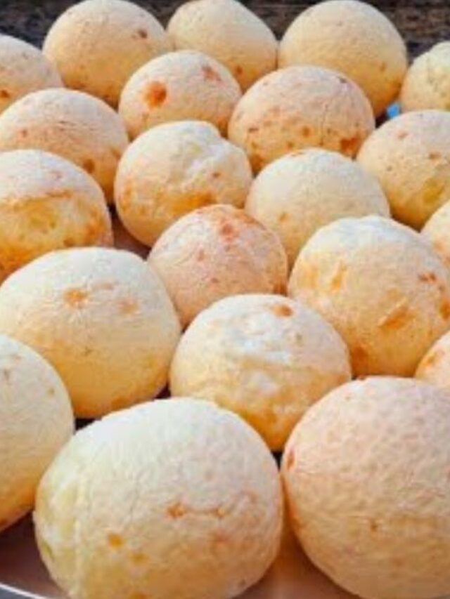 O Pão de Queijo com Polvilho Azedo é uma deliciosa opção de lanche que se...