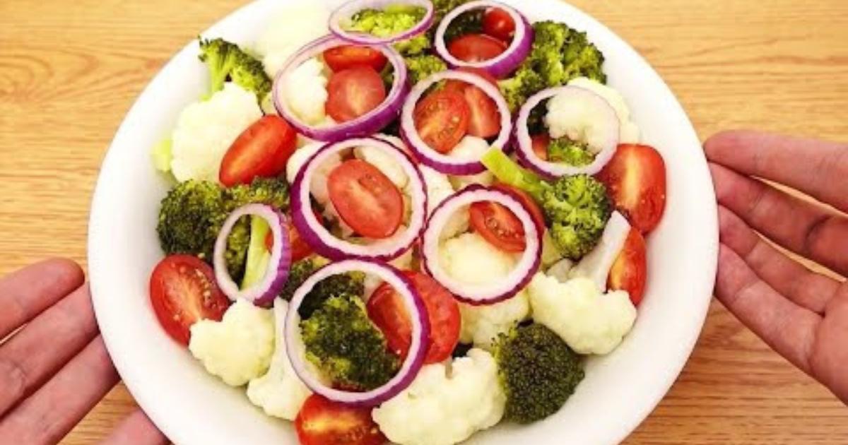 A salada de brócolis e couve-flor é uma opção saudável e refrescante, ideal para acompanhar...