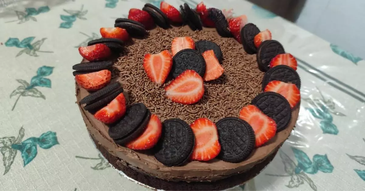 Descubra como preparar uma deliciosa torta de brownie, combinando chocolate e mousse. Uma sobremesa perfeita...