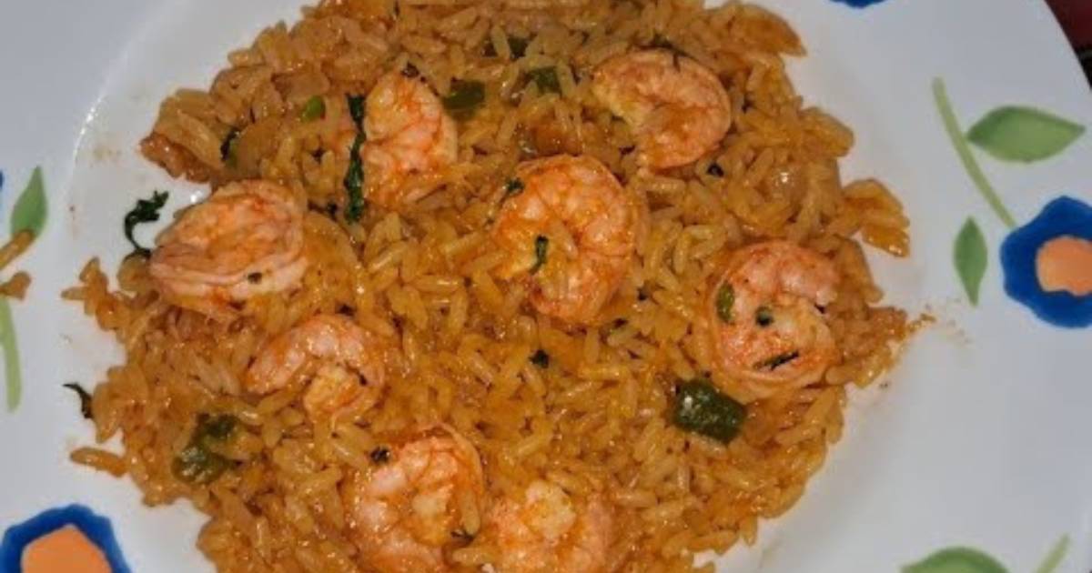 Esse arroz com camarão é preparado com um caldo especial feito das cascas e cabeças...