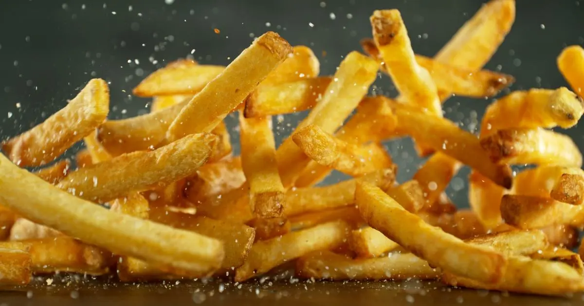 Batatas fritas são irresistíveis devido ao equilíbrio perfeito entre crocância, sabor salgado e textura suculenta....