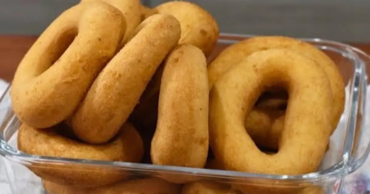 Biscoito frito de polvilho doce fácil, crocante e perfeito para lanches rápidos e deliciosos....