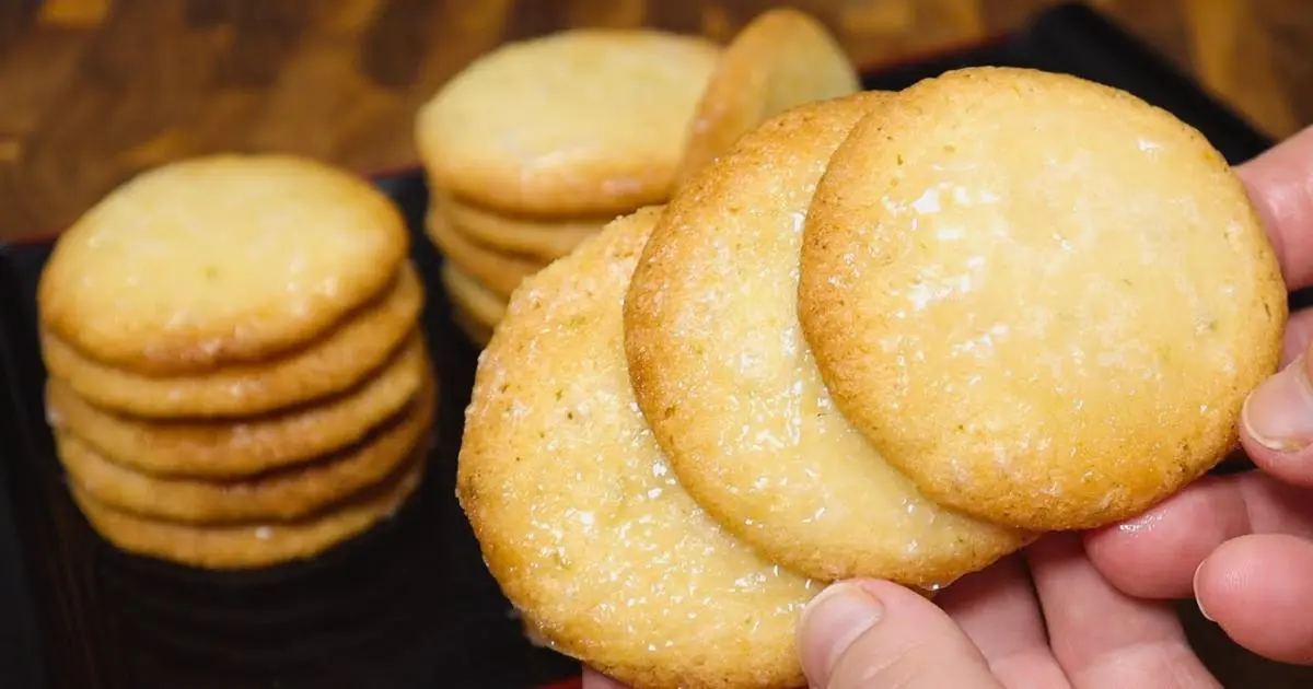 Biscoito de limão delicioso, crocante, fácil de fazer, com glaçagem de limão. Perfeito para qualquer...