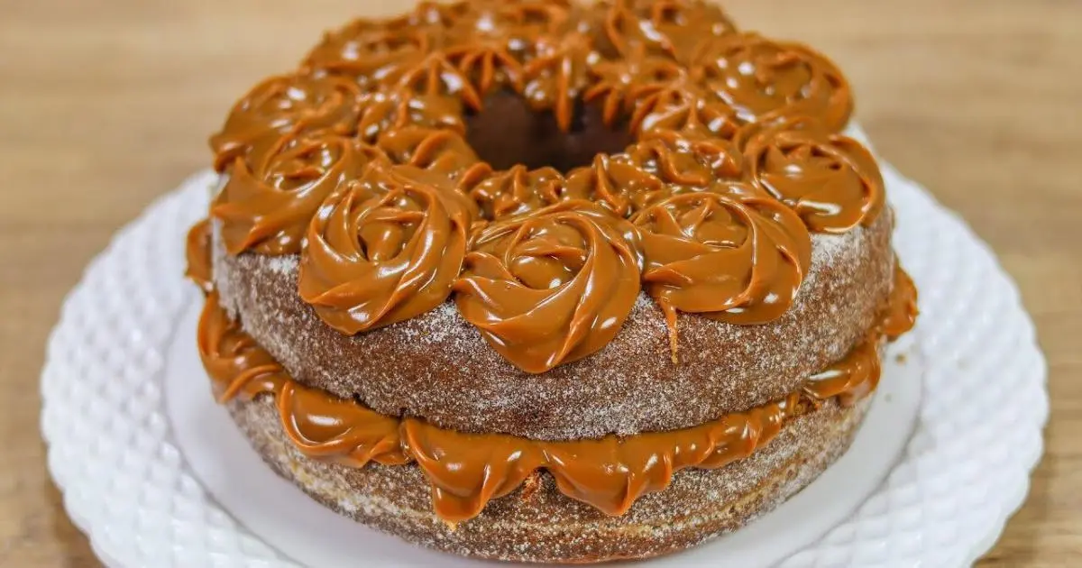 Bolo churros recheado delicioso, com canela e doce de leite, perfeito para festas e ocasiões...