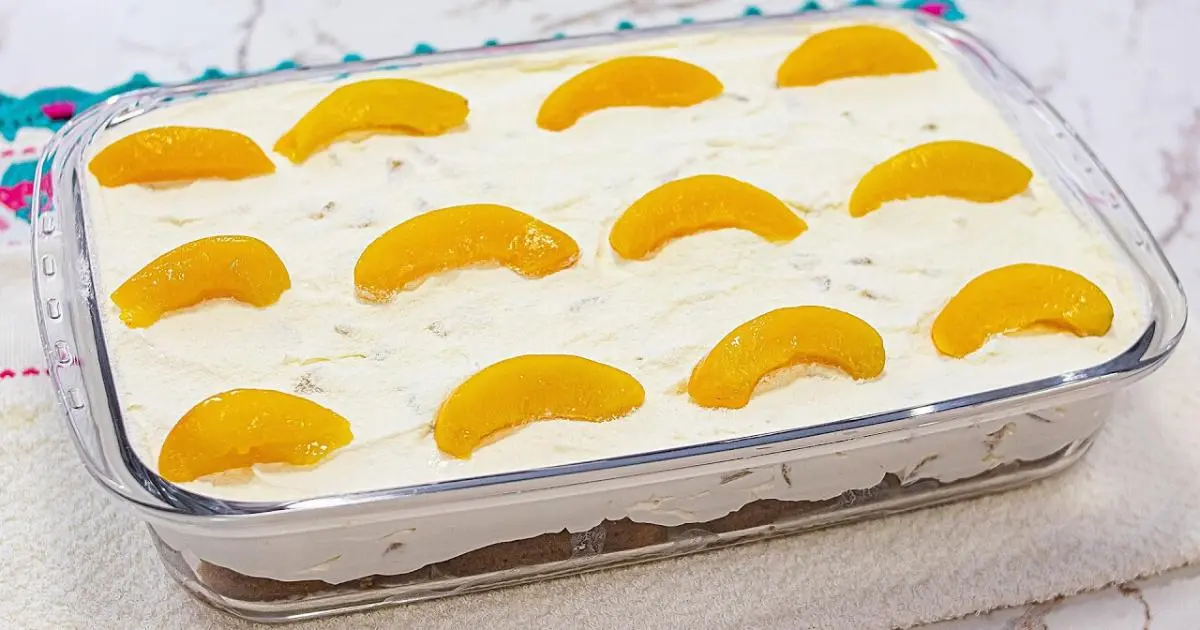 Bolo Gelado de Pêssego é uma sobremesa cremosa e refrescante, fácil de preparar e deliciosa....