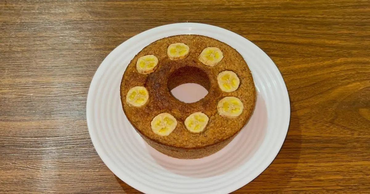 Bolo saudável de banana com aveia, sem açúcar, fácil, fofinho, ideal para lanches e cafés....