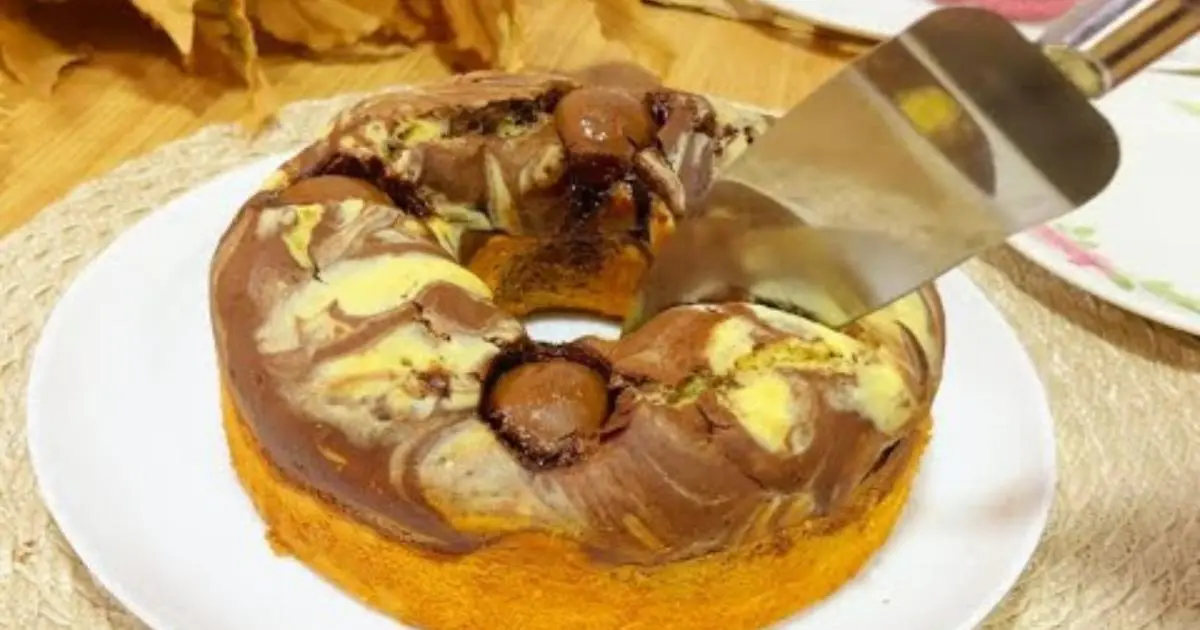 Bolo Sonho de Valsa delicioso, com massa marmorizada, bombons derretendo e um toque cítrico especial!...