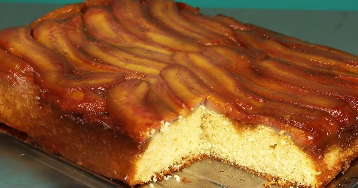 Bolo de banana fofinho e molhadinho, com calda caramelizada, perfeito para lanches e sobremesas caseiras....