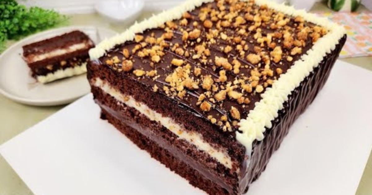 Bolo de brigadeiro com crocante de nozes é uma sobremesa cremosa e crocante, perfeita para...