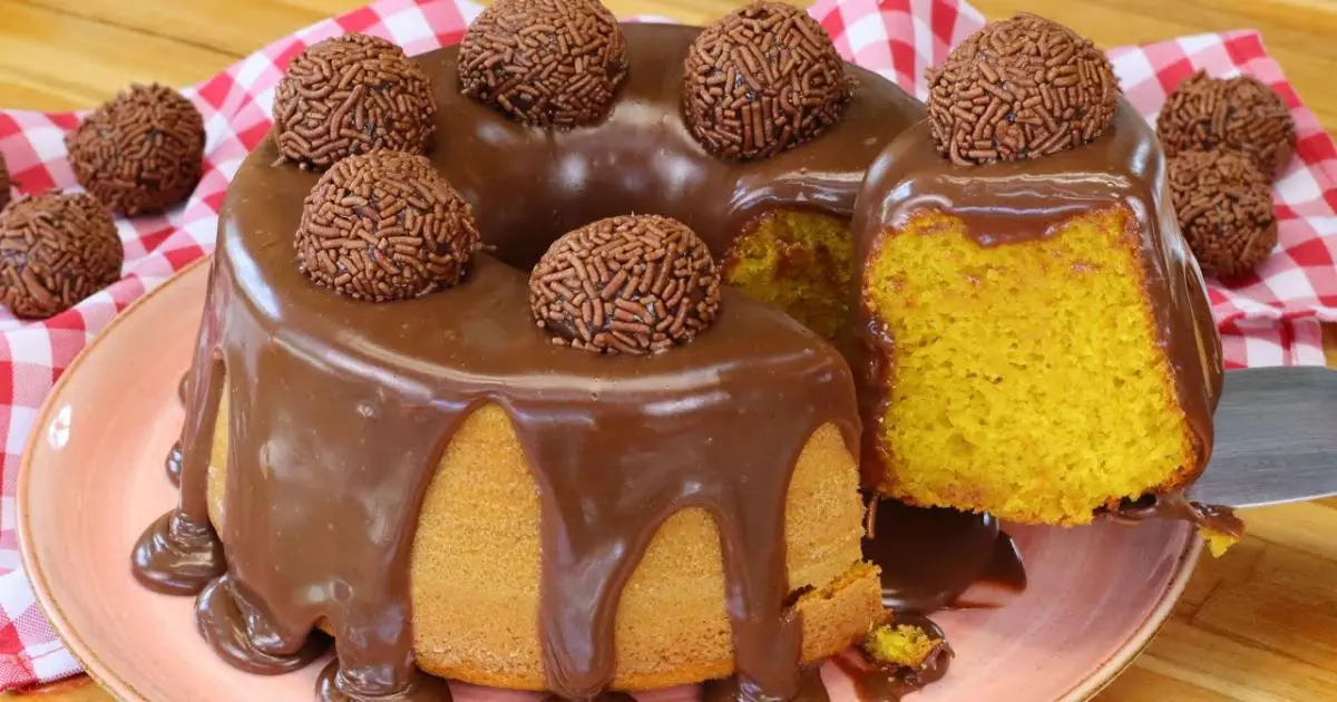 Bolo de cenoura super fofinho e fácil com cobertura cremosa de chocolate, perfeito para qualquer...