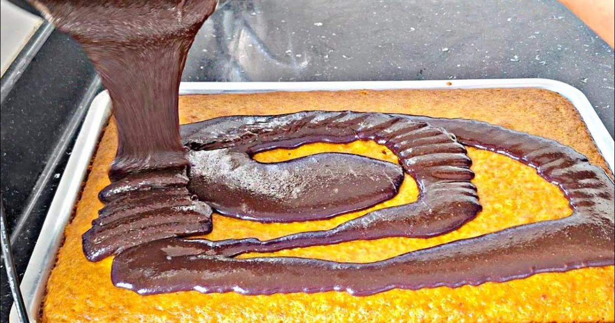 Bolo de cenoura fofinho com cobertura cremosa de chocolate, fácil de fazer e delicioso....