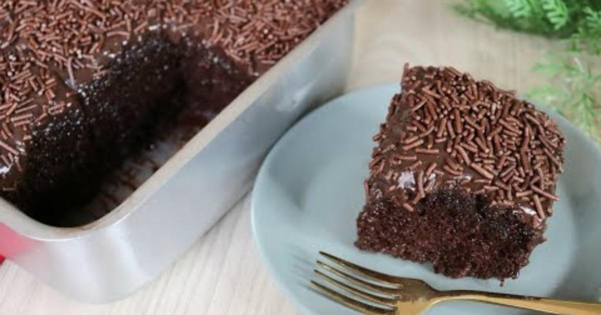 Bolo de chocolate úmido, perfeito para o café, com cobertura cremosa e sabor intenso de...