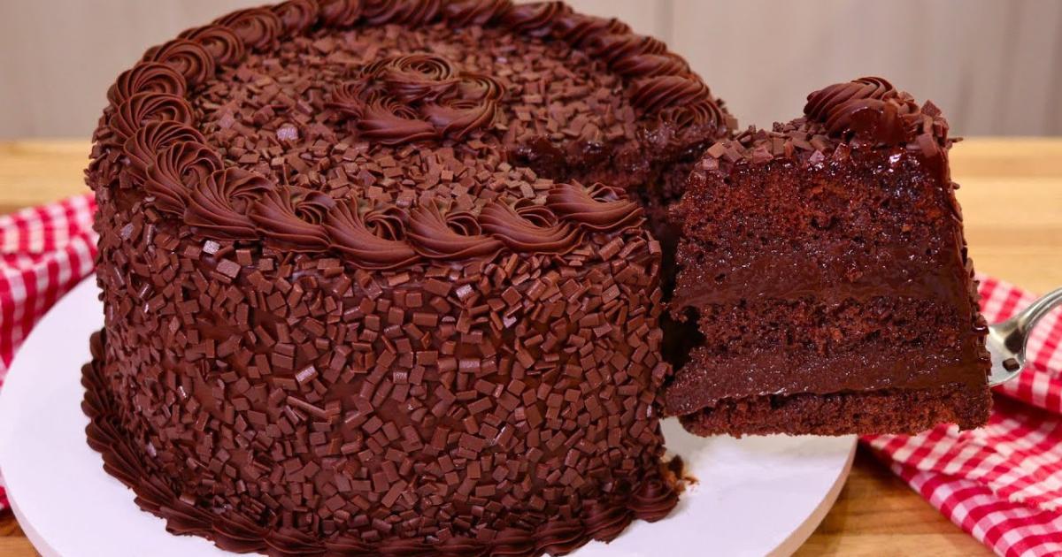 O Bolo de Chocolate Recheado Cremoso é uma delícia perfeita para celebrar ocasiões especiais. Feito...