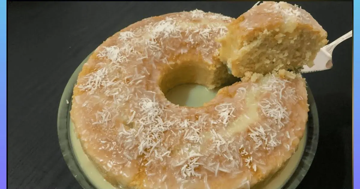 Bolo de coco fofinho com cobertura de leite condensado e coco, fácil de preparar e...