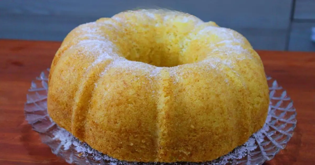 Bolo de iogurte fácil e delicioso, fofinho, rápido de fazer e perfeito para café ou...