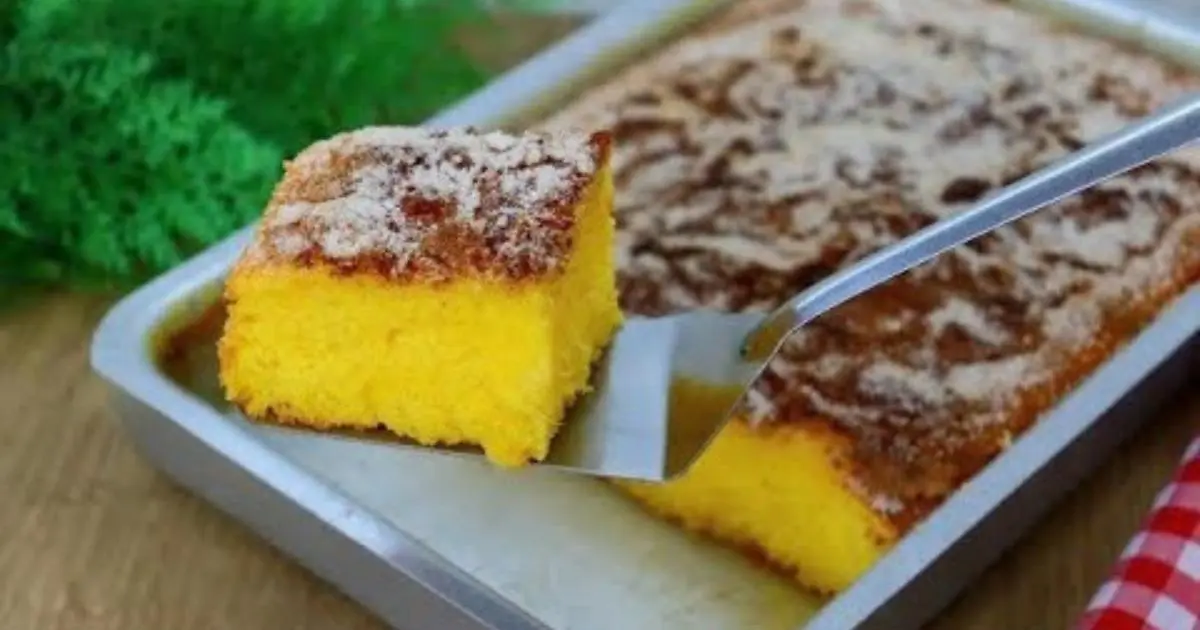 Bolo de milho fofinho com crosta crocante, fácil de preparar e perfeito para o café...