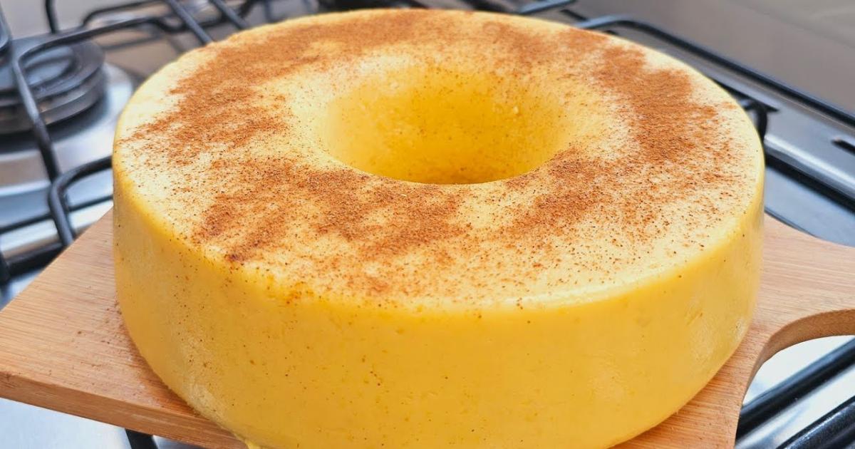 Bolo de pamonha cremoso sem ovos, feito com milho, leite, açúcar e amido, servido gelado....