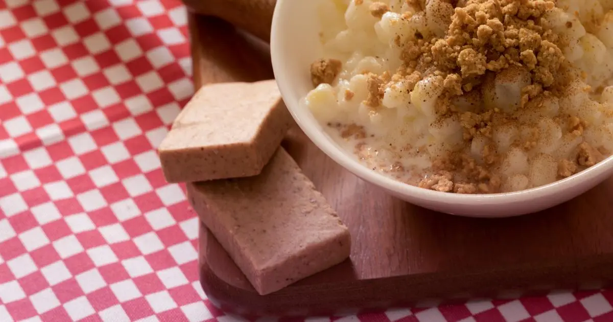 Receita simples de canjica cremosa com amendoim, feita sem leite condensado, ideal para festas juninas....