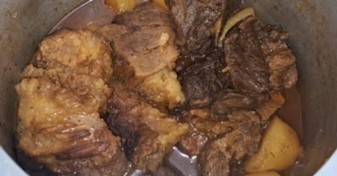 Carnes: Carne com Molho e Batatas na Panela de Pressão Receita Prática e Saborosa