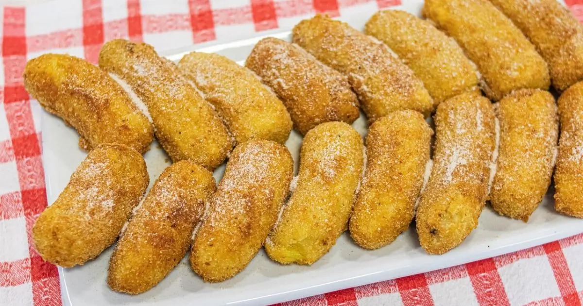 Banana frita crocante e deliciosa, empanada com farinha de trigo, amido de milho e farinha...