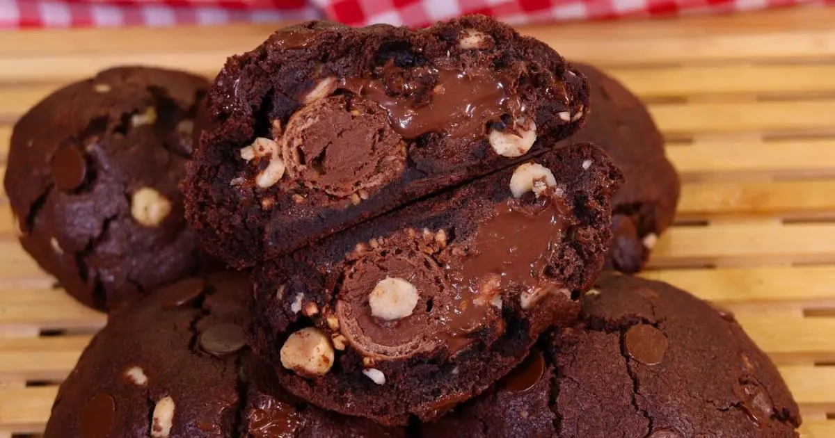 Cookie crocante de avelã recheado com Nutella e Ferrero Rocher, perfeito para sobremesas especiais ou...