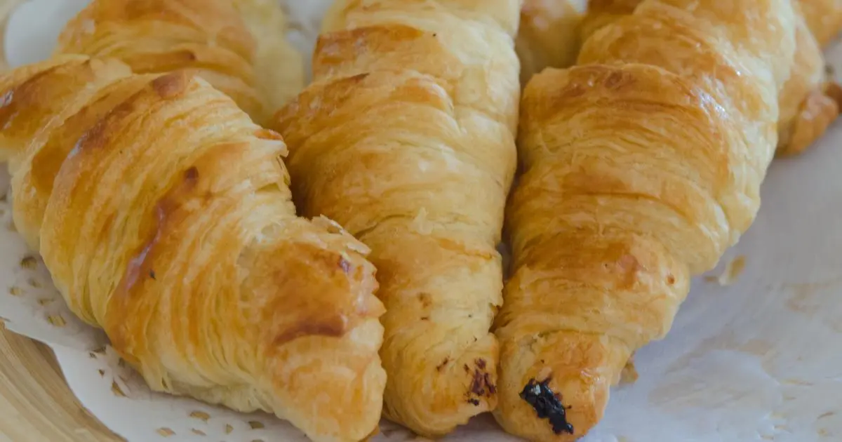 Croissant de frango fácil e delicioso, perfeito para qualquer ocasião....