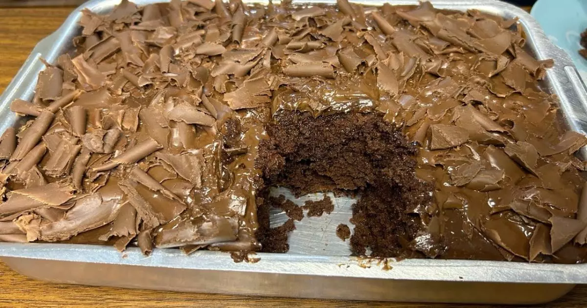 O Bolo de Chocolate Molhadinho e Fofinho é uma receita prática e deliciosa que encanta...