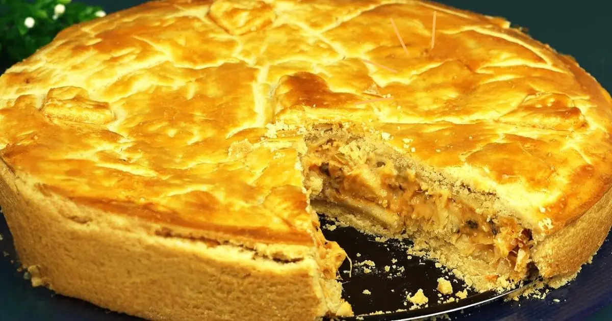 Empadão de bacalhau cremoso com massa leve e recheio delicioso....