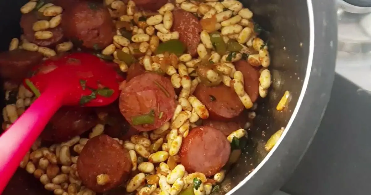 Prepare o Feijão Branco com Linguiça Calabresa Receita Fácil Deliciosa refogando os ingredientes, cozinhando na...