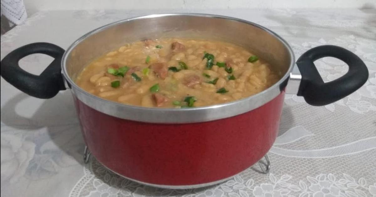 Receita prática de Feijão Branco com Linguiça Paio para encantar sua mesa....