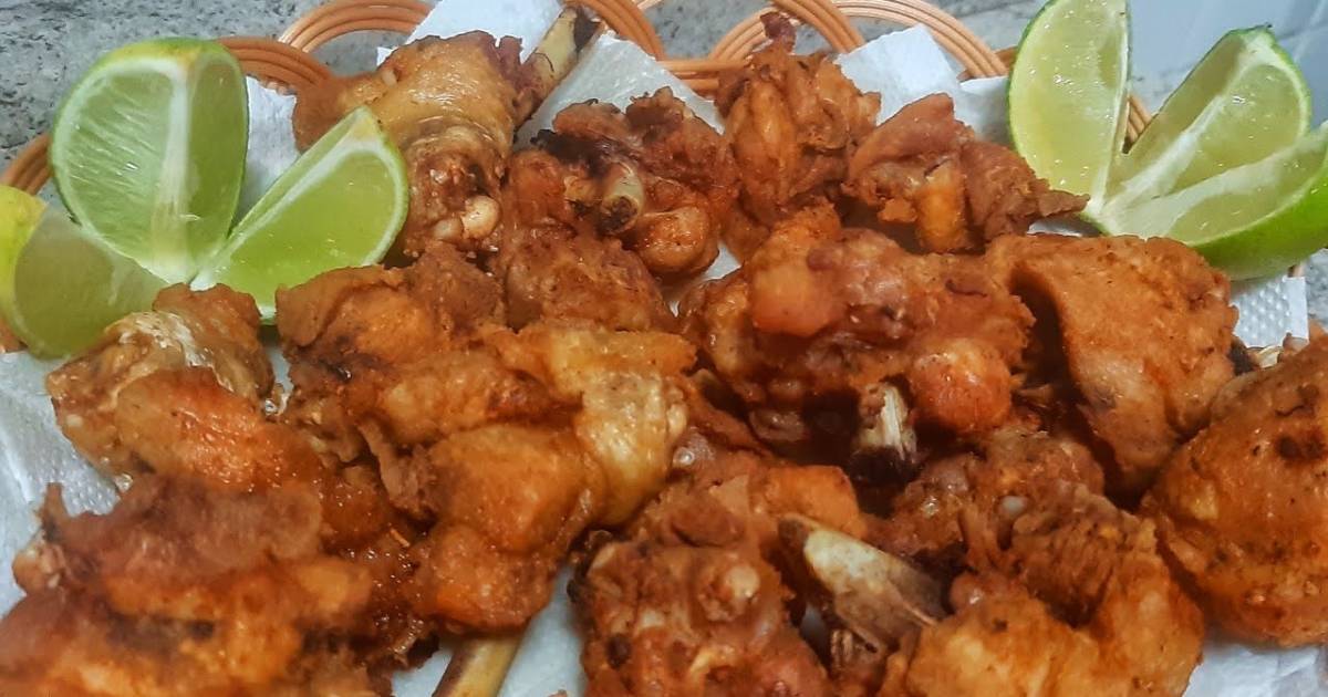 Faça Frango à Passarinho Frito Super Crocante e Fácil de Fazer temperando pedaços de frango,...