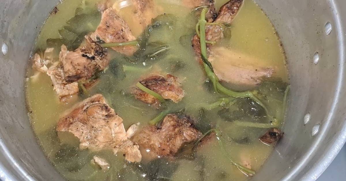 O frango no tucupi é um prato típico da culinária amazônica, onde o frango é...