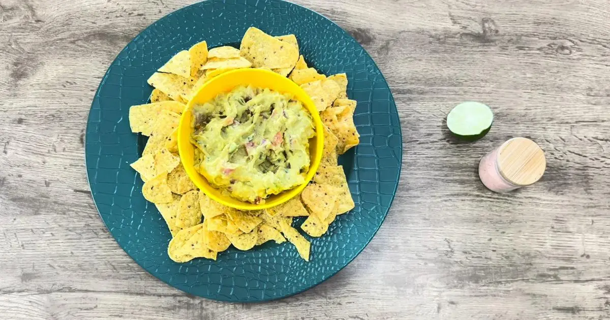 Guacamole fácil e delicioso: abacate, tomate e temperos prontos em minutos. Perfeito para petiscar!...