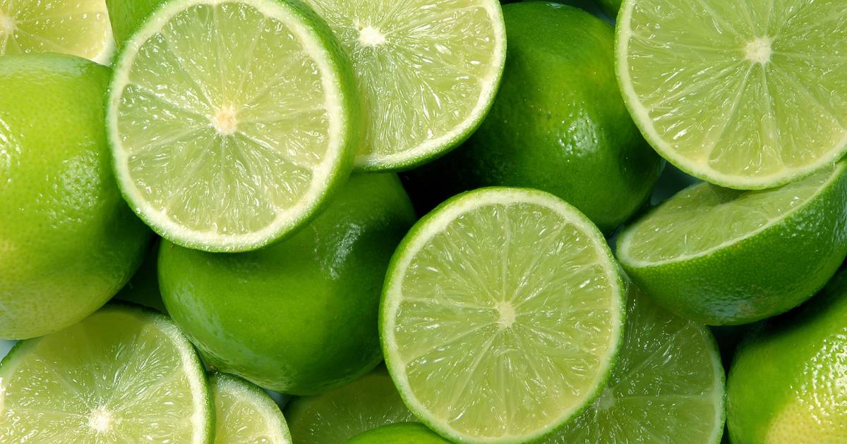 O limão, rico em vitamina C e antioxidantes, é um desintoxicante natural que promove equilíbrio...