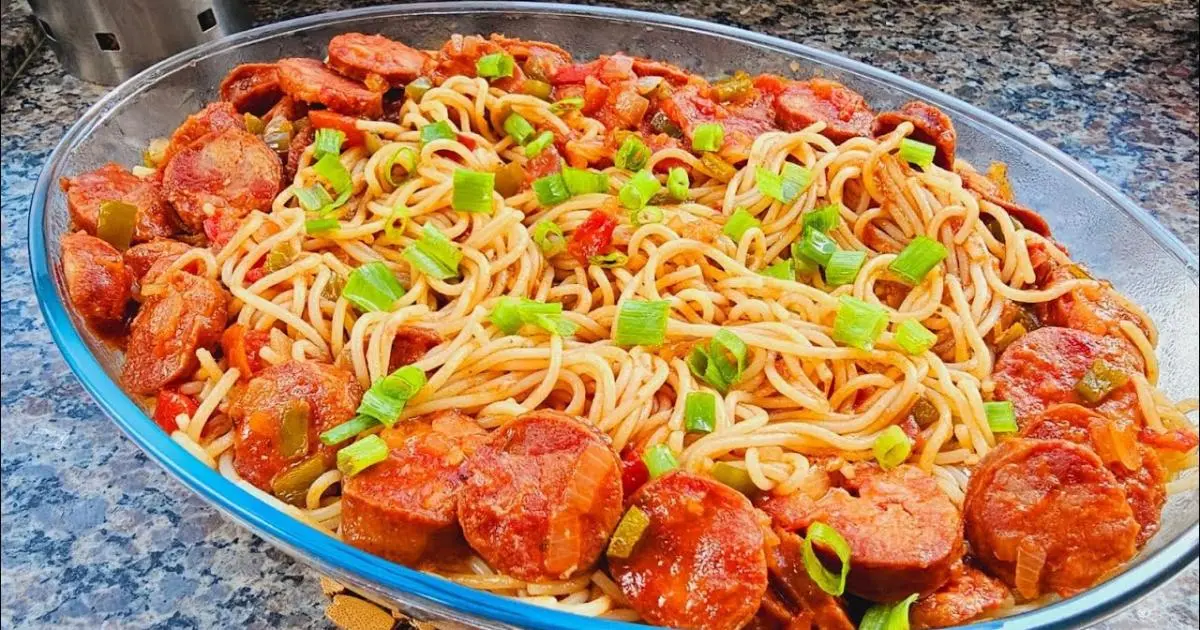 Macarrão com calabresa fácil: espaguete envolvido em molho de tomate temperado com linguiça, alho, cebola...