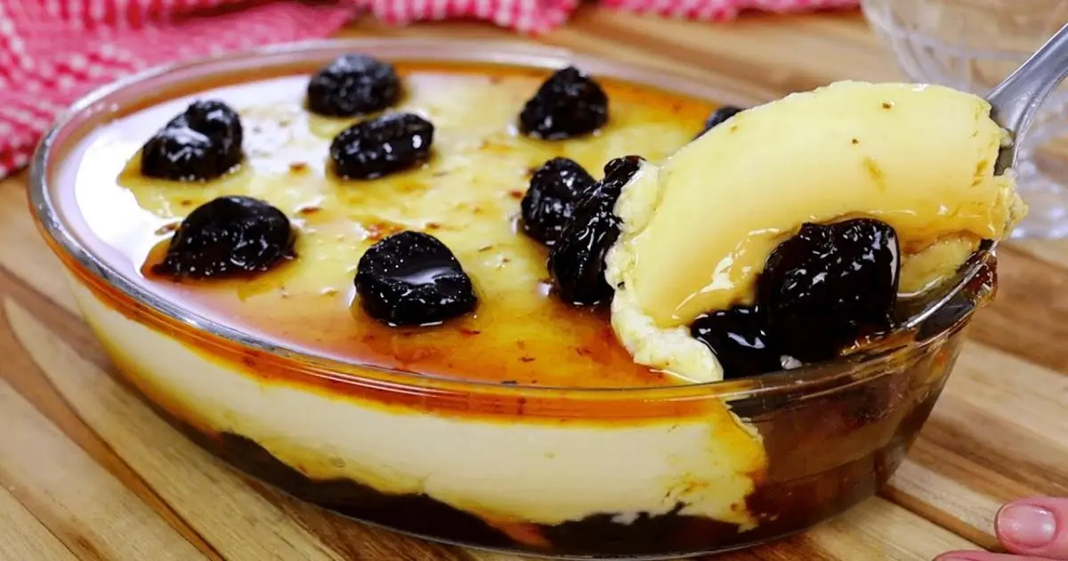 Manjar cremoso de coco com calda de ameixa, fácil de fazer e delicioso na travessa....