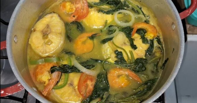 Receitas Paraenses: Moqueca Paraense com Tucupi, Jambu e Camarão Receita Autêntica da Amazônia