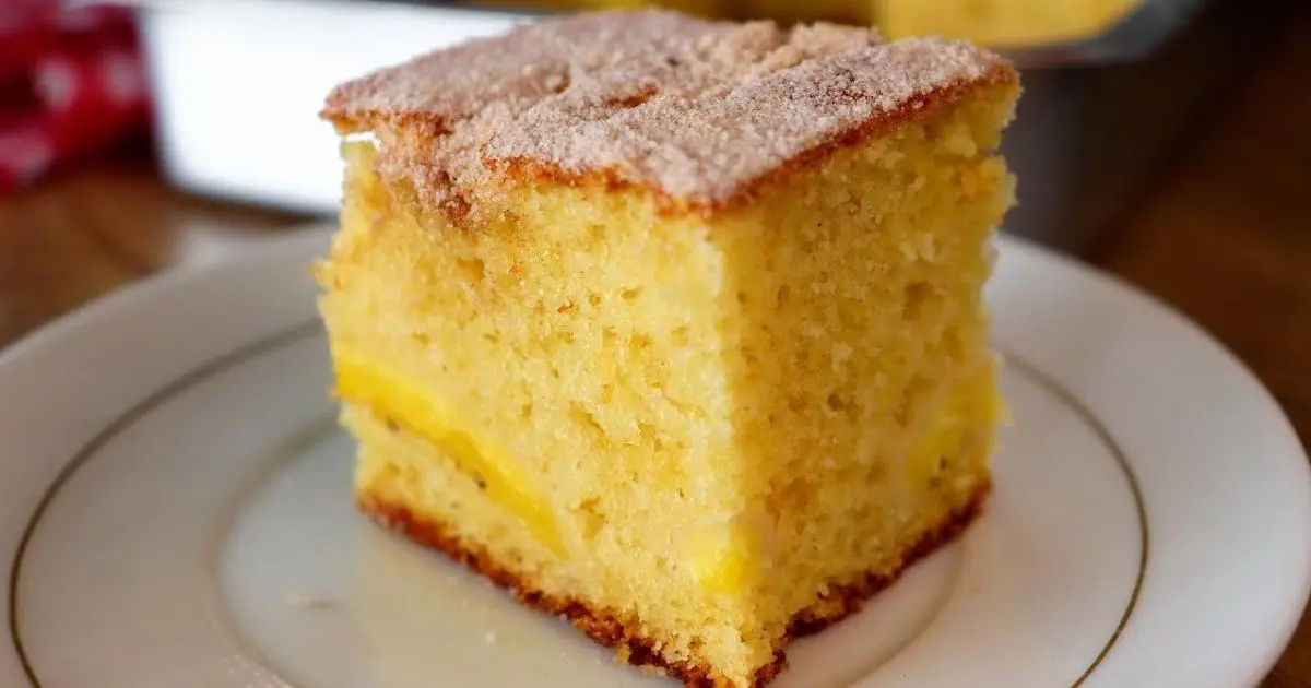 Bolo de banana fofinho com camadas, fácil preparo e toque especial de açúcar e canela....