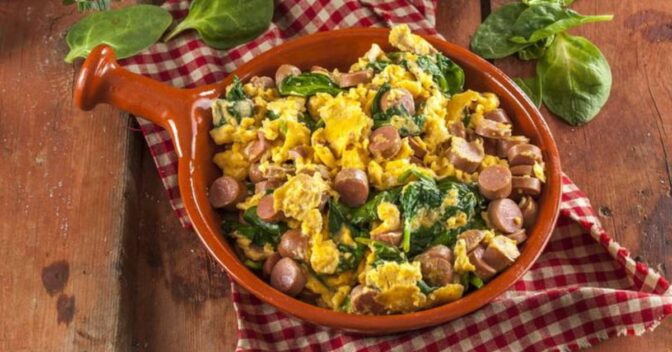 Lanche: Ovos Mexidos com Salsichas e Espinafres Receita Prática e Saborosa