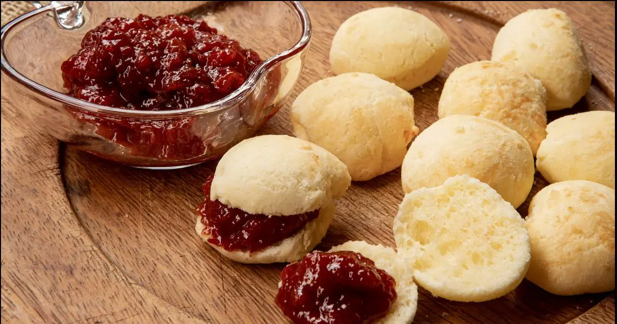 Pão de queijo recheado com goiabada é uma delícia fácil de fazer e perfeita para...