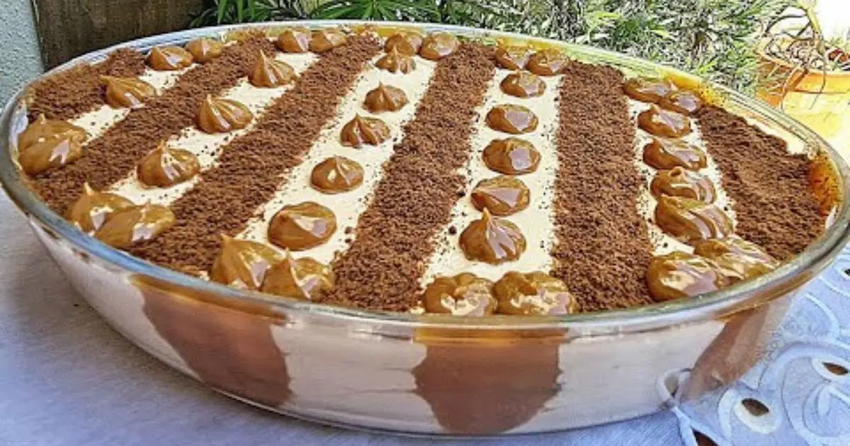 Pavê de doce de leite com chantilly e bolacha: cremoso, fácil e perfeito para compartilhar....