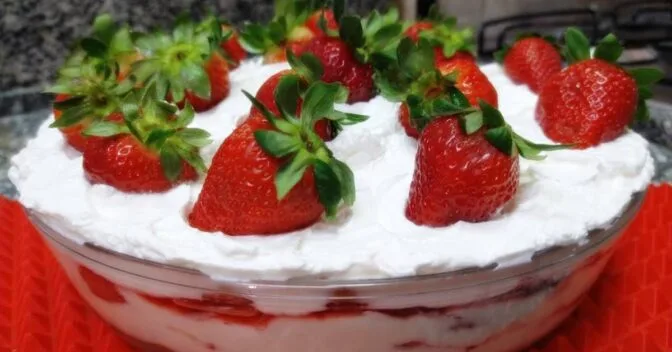 Natal: Pavê de Morango com Chantilly para a Sobremesa de Natal