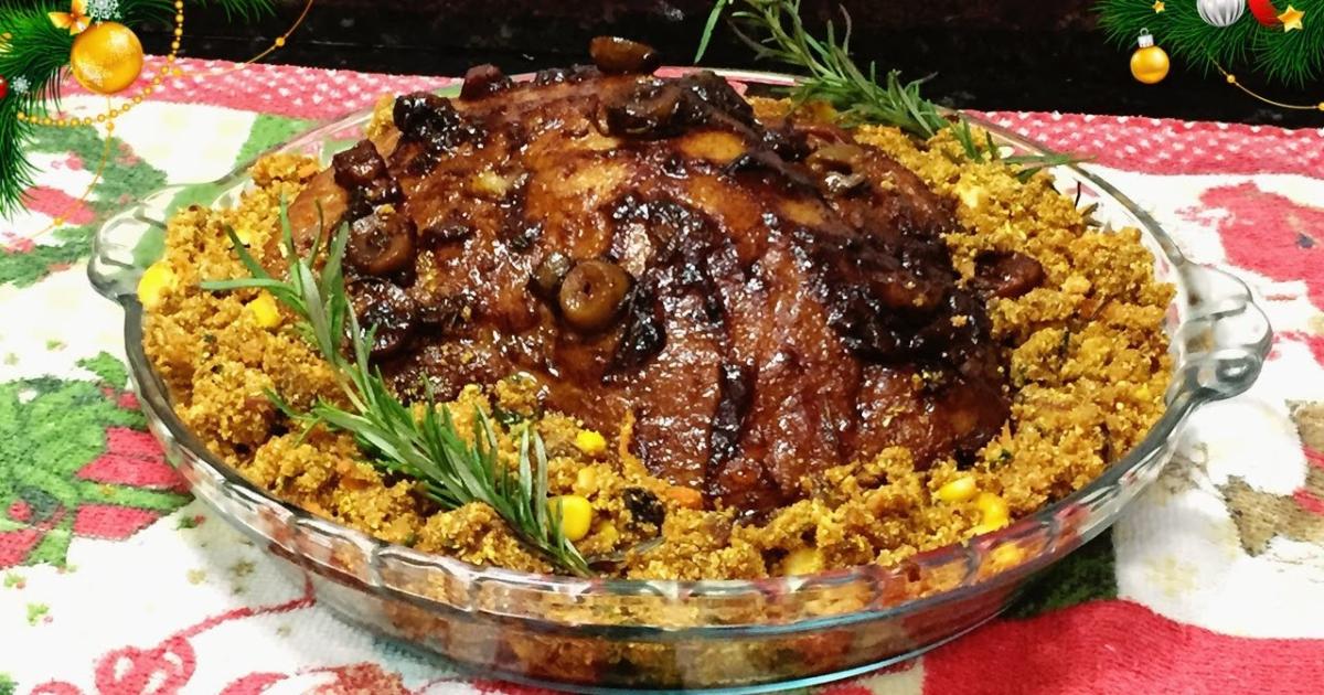 O pernil de porco na cerveja é um prato tradicional que combina a suculência da...