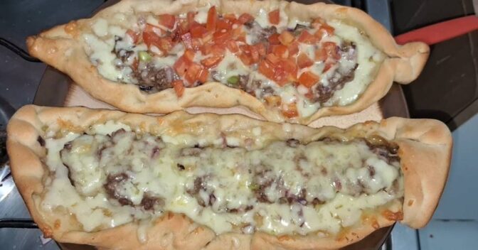 Pizza: Pizza Turca Tradicional com Carne Moída e Queijo