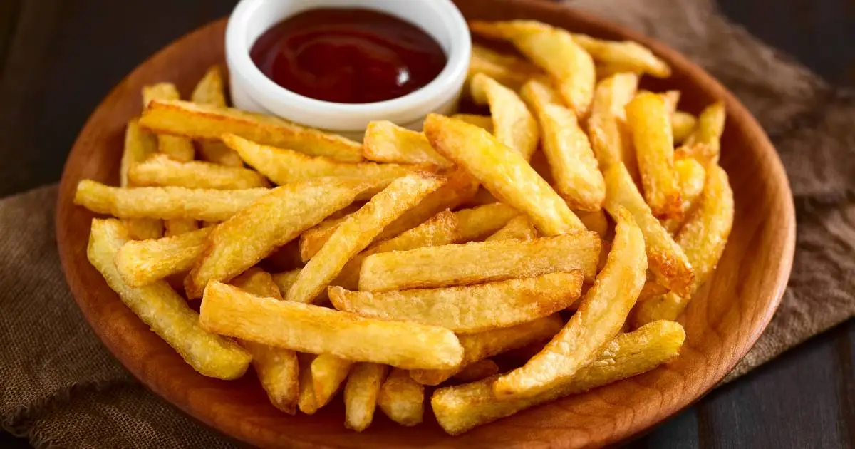 As batatas fritas são consideradas irresistíveis por uma combinação de fatores sensoriais, químicos e psicológicos...