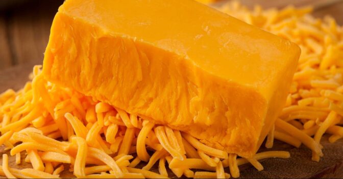 Notícias: Por que o Queijo Cheddar é Laranja, mas Não Deveria Ser?