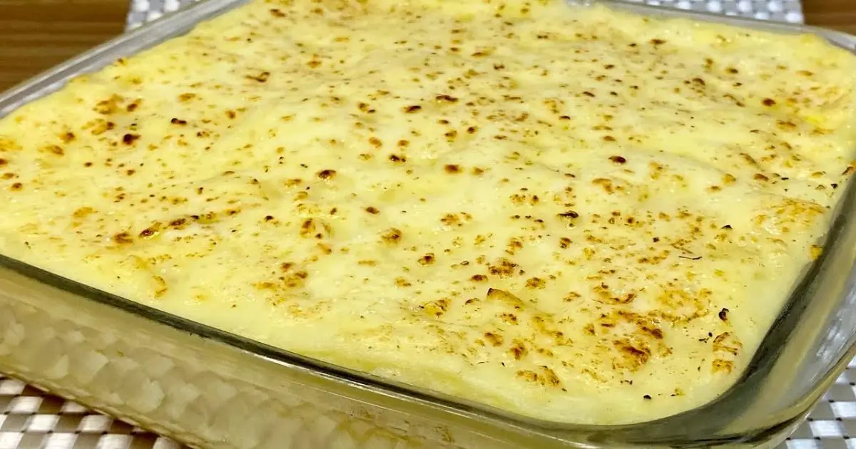 Purê de batata cremoso recheado com presunto e muçarela, gratinado no forno até dourar....