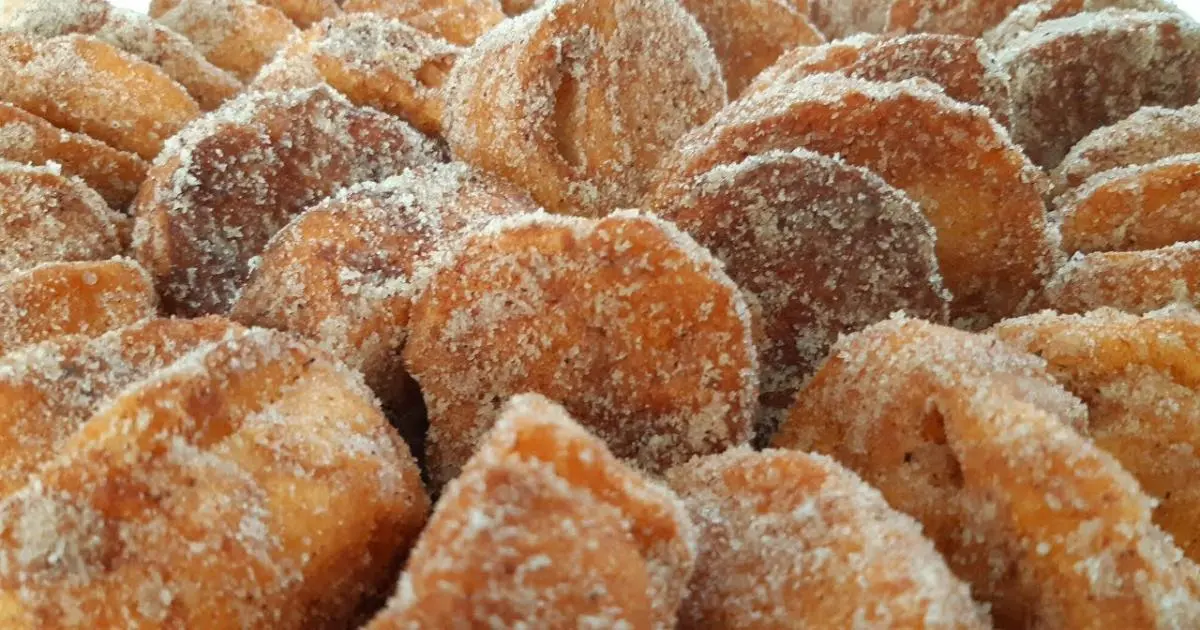 Rabanada deliciosa feita com pão, leite, ovos, açúcar e canela, frita até ficar crocante e...