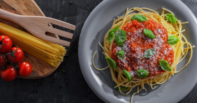 Massas: Ragu de Linguiça com Macarrão: Um Prato Cheio de Sabor e Praticidade!